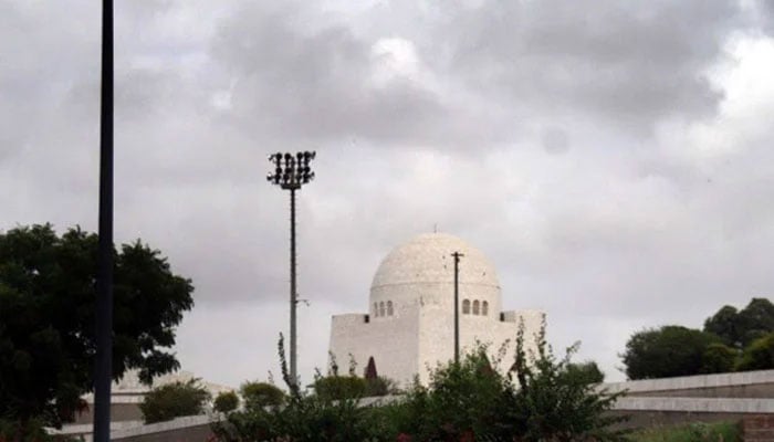 Karachi braces for cloudy, humid weather and night drizzle