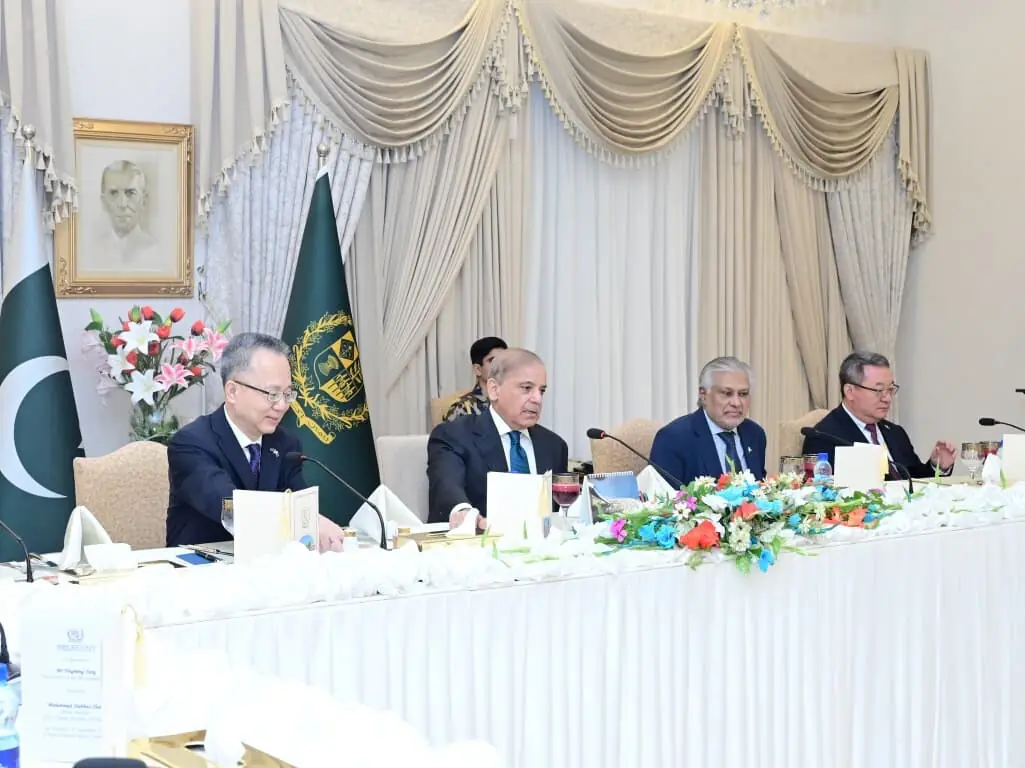 Photo: minutemirror.com.pk PM Shehbaz and ADB Vice President Discuss Early Groundbreaking of ML-1 Railway Project