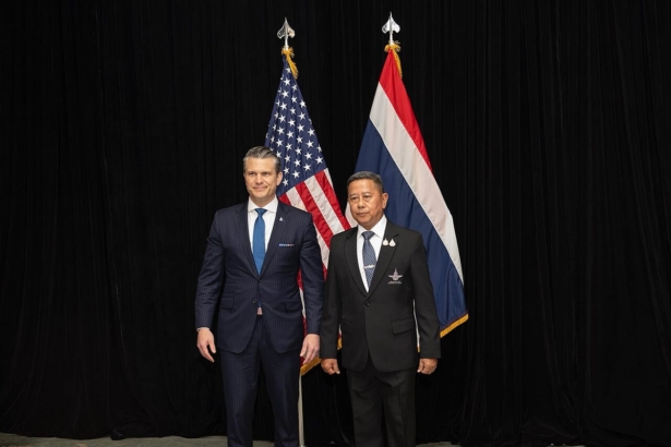 US Defense Secretary Pete Hegseth meeting a defence minister