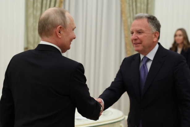 Vladimir Putin shakes hands with envoy Steve Witkoff