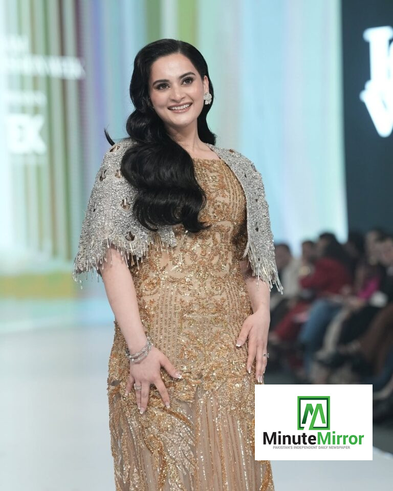 Aiman Khan stuns fans with gorgeous transformation